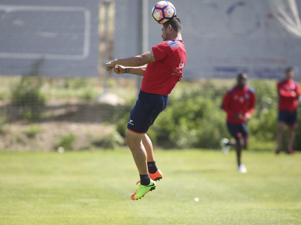 El delantero Vinícius en un vuelo durante el entrenamiento.