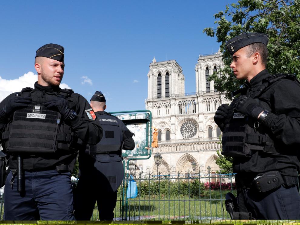 Varios agentes de Policía, en el exterior de Notre Dame, este martes en París.