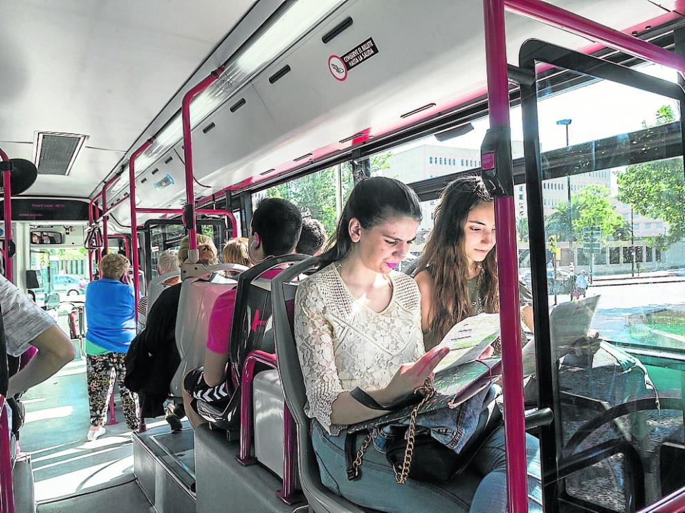 Lucía e Irene, del Buen Pastor, repasan en el bus que las lleva a Medicina para hacer selectividad.