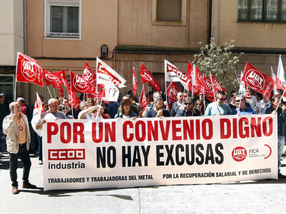 Más de un centenar de trabajadores se concentraron el pasado lunes a las puertas de la sede de la Federación de Organizaciones Empresariales de Soria.