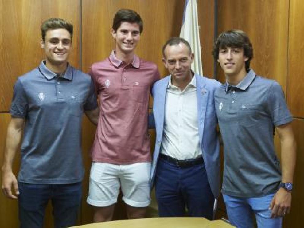Lasure, Zalaya y Delmás junto al presidente Christian Lapetra.