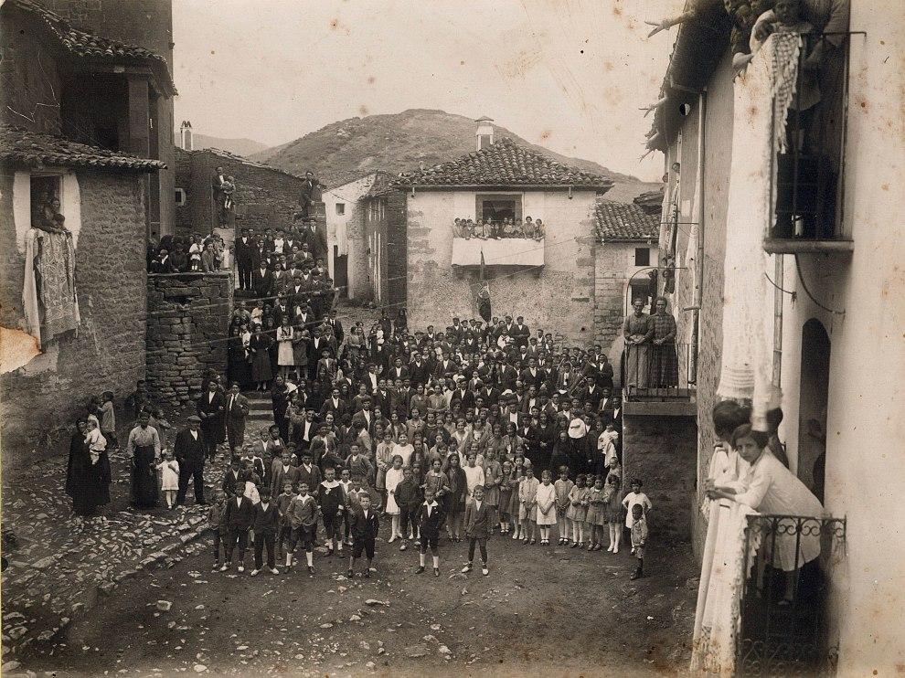 Urriés revive su pasado con la recreación de una fotografía de 1923