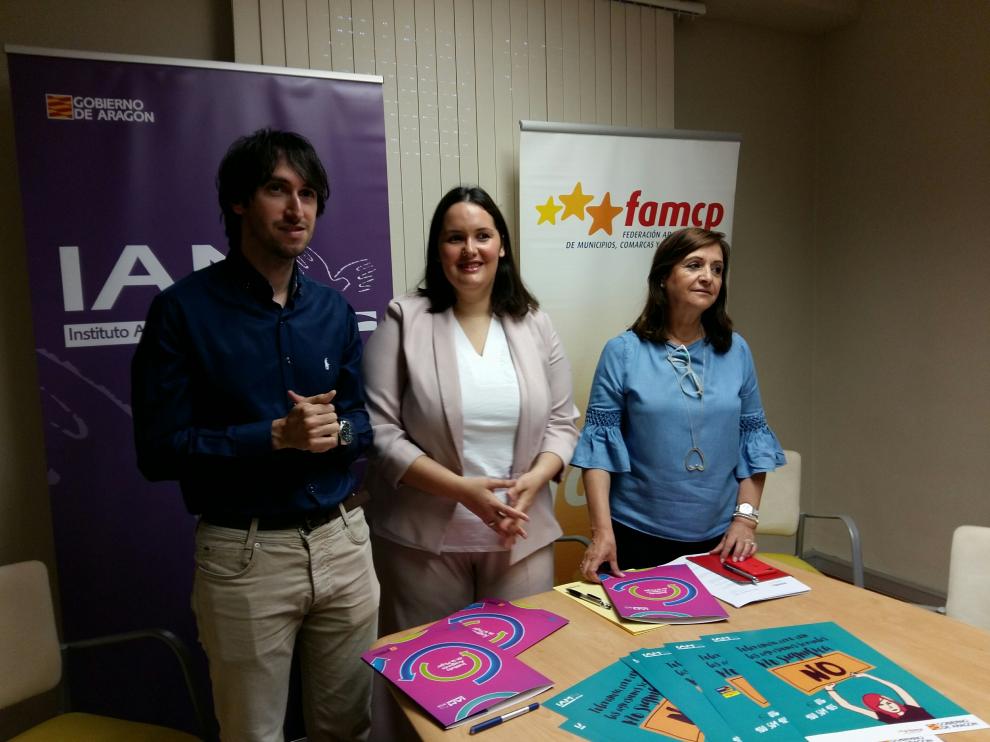 Adrián Gimeno, Natalia Salvo y Carmen Sánchez, este miércoles, en la presentación de la campaña en Zaragoza