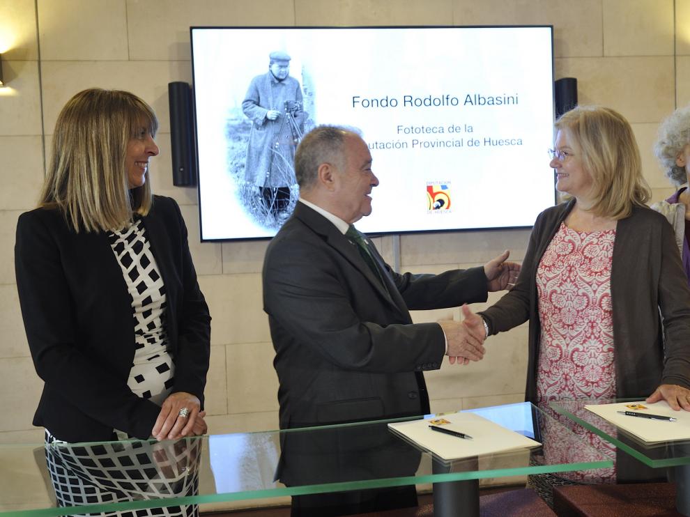 La DPH y la familia Albasini firman un acuerdo por la cesión del fondo fotográfico a la Fototeca Provincial.
