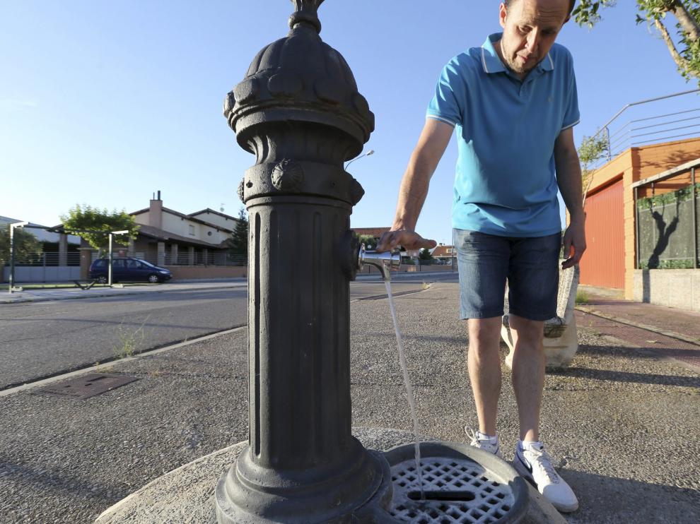 Chimillas, uno de los nuevos usuarios. Los vecinos de Chimillas, a 5 kilómetros de Huesca, han estado varios días sin beber agua del grifo por la presencia de nitritos en niveles superiores a los permitidos. El agua proviene de un manantial y llega al depósito, donde durante un tiempo se mezclará con la de la red oscense, transportada en cisternas, para reducir su presencia, según explicó el alcalde, Juan Manuel Ramiro, en la foto.