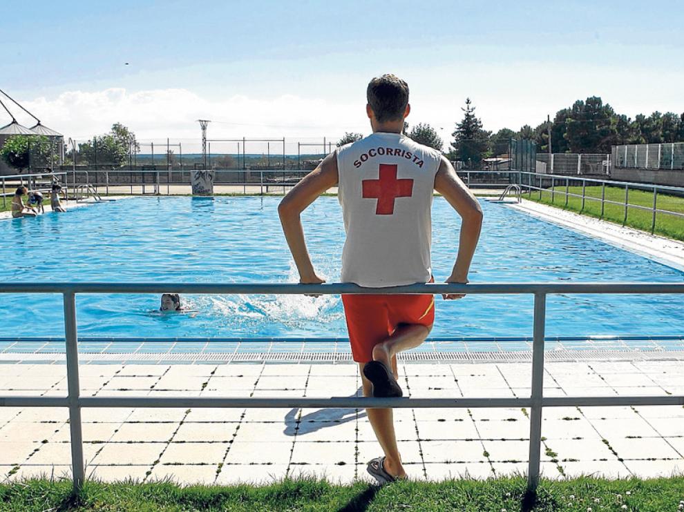 Un socorrista en la piscina de Quintana Redonda, en una imagen de archivo.