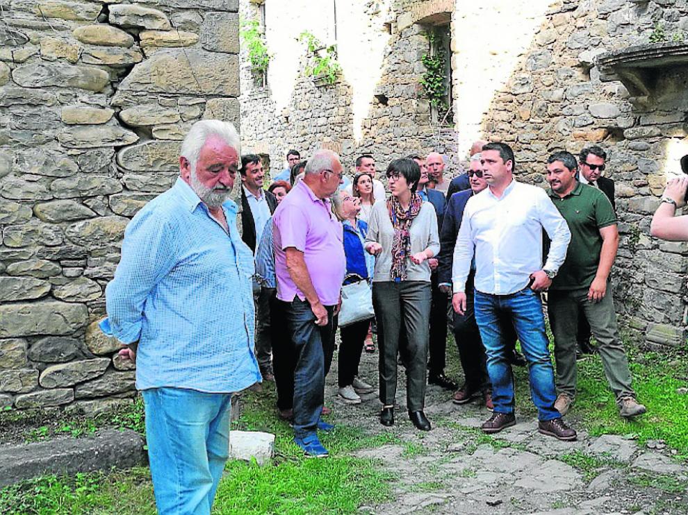 Los parlamentarios recorrieron Jánovas con algunos de los afectados.