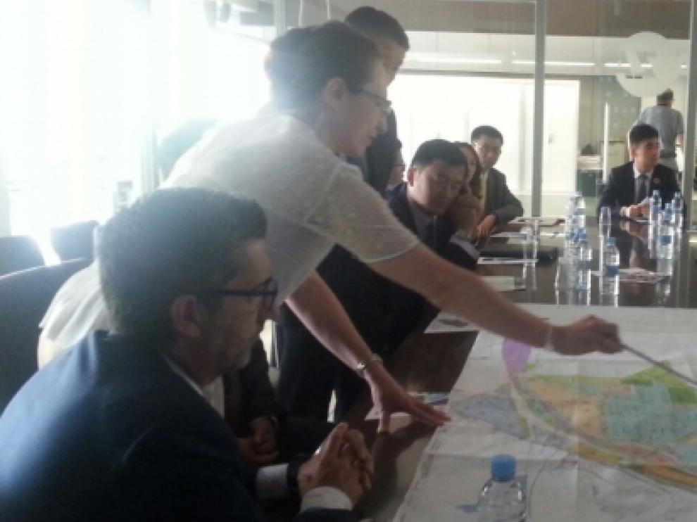 El gerente de Arex junto a la delegación china.