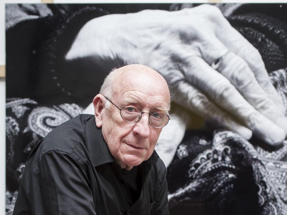 Pedro Avellaned, ante una de sus fotografías, en una exposición en Zaragoza Gráfica.