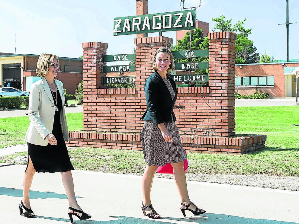 La ministra María Dolores de Cospedal, con la jefa de la diplomacia de la UE, Federica Mogherini, ayer en la Base.