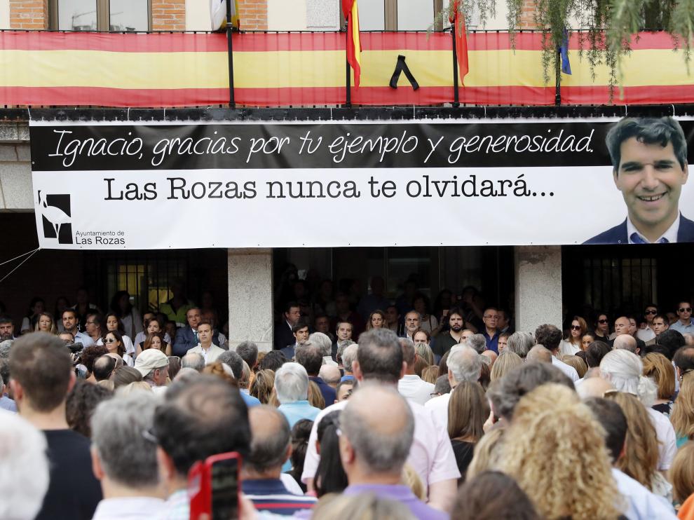 Concentración delante del Ayuntamiento de Las Rozas.