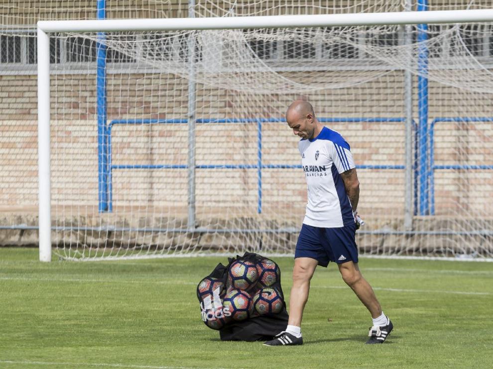 César Láinez, pensativo, durante el entrenamiento de este viernes, el último del curso.