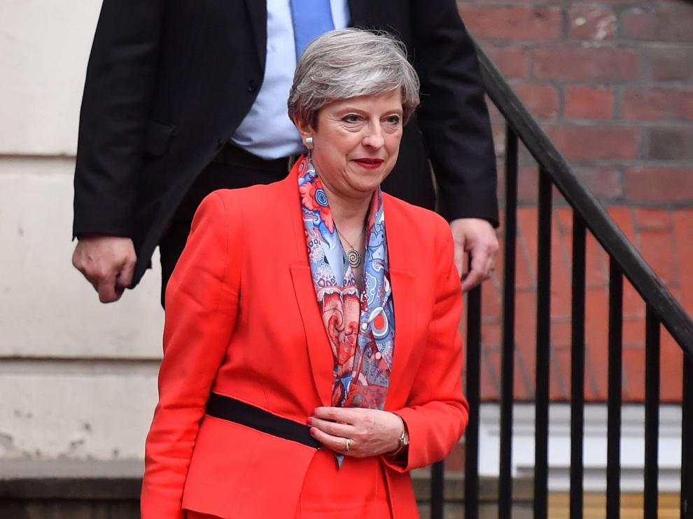 Theresa May dejó la sede del Partido conservador horas después del cierre de los colegios electorales.