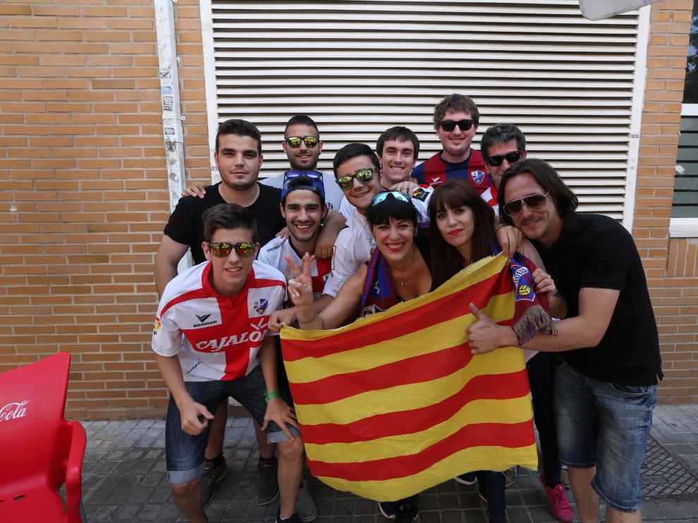 La afición del Huesca apoya a su equipo en Valencia.