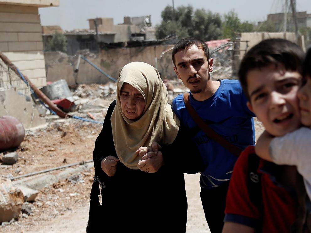 Civiles huyendo este sábado en Mosul.
