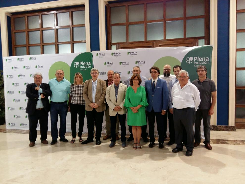 Broto con varios de los miembros de Plena Inclusión Aragón.