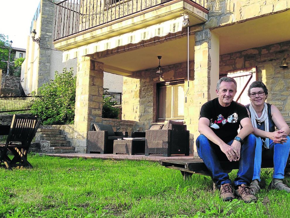 Joaquín Ventura y Pilar Pérez, el viernes, en la casa rural que regentan desde este mismo mes.