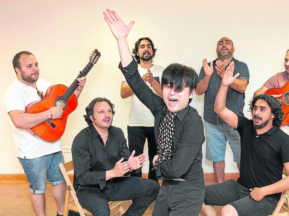 Ryo Matsumoto y los miembros de su compañía, durante uno de sus ensayos.