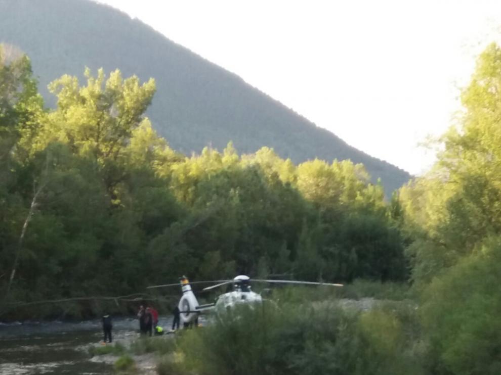 El helicóptero y socorristas de la Guardia Civil en el río.