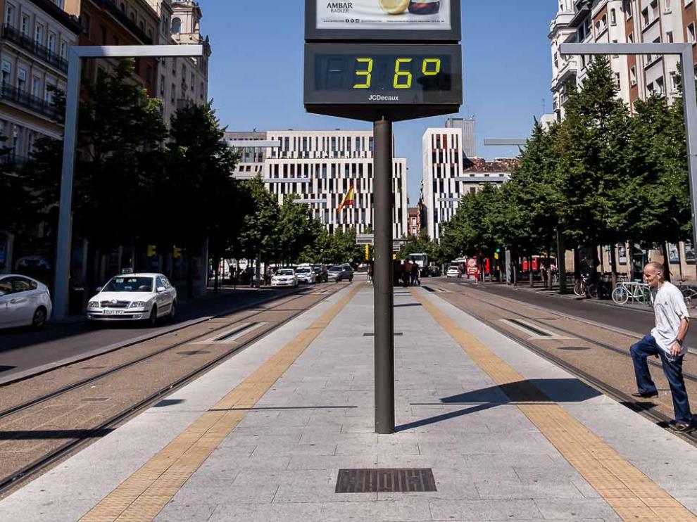 Durante las horas de mayor exposición solar, procura mantener las persianas bajadas y las ventanas cerradas.