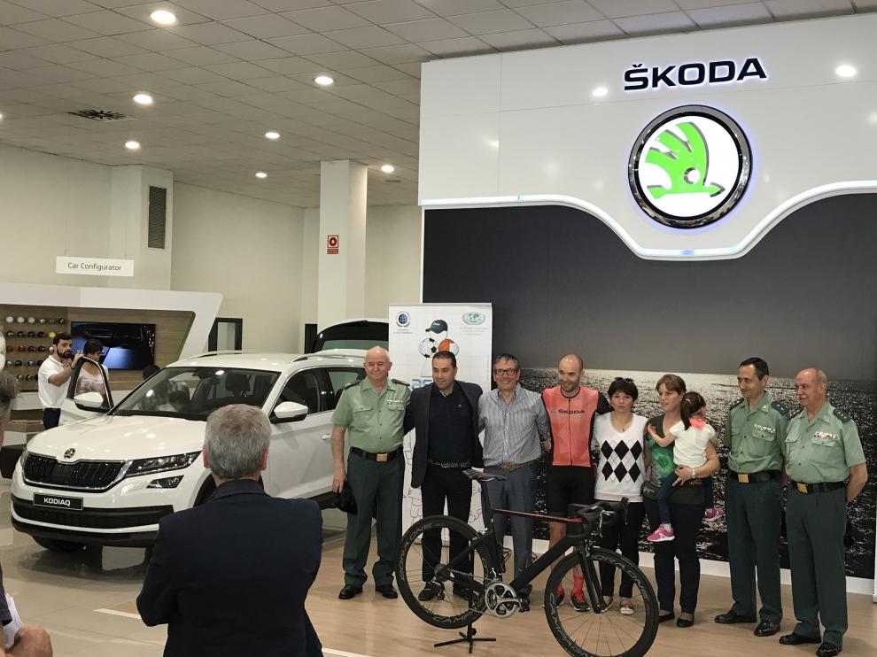 Imagen de la presentación del reto solidario '400xAlejandra', en la sede de Skoda Zaratecno.