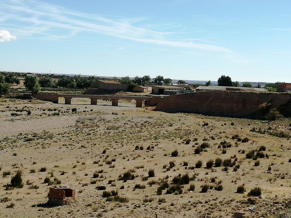 El río Aguas Vivas se queda seco
pero no por la sequía