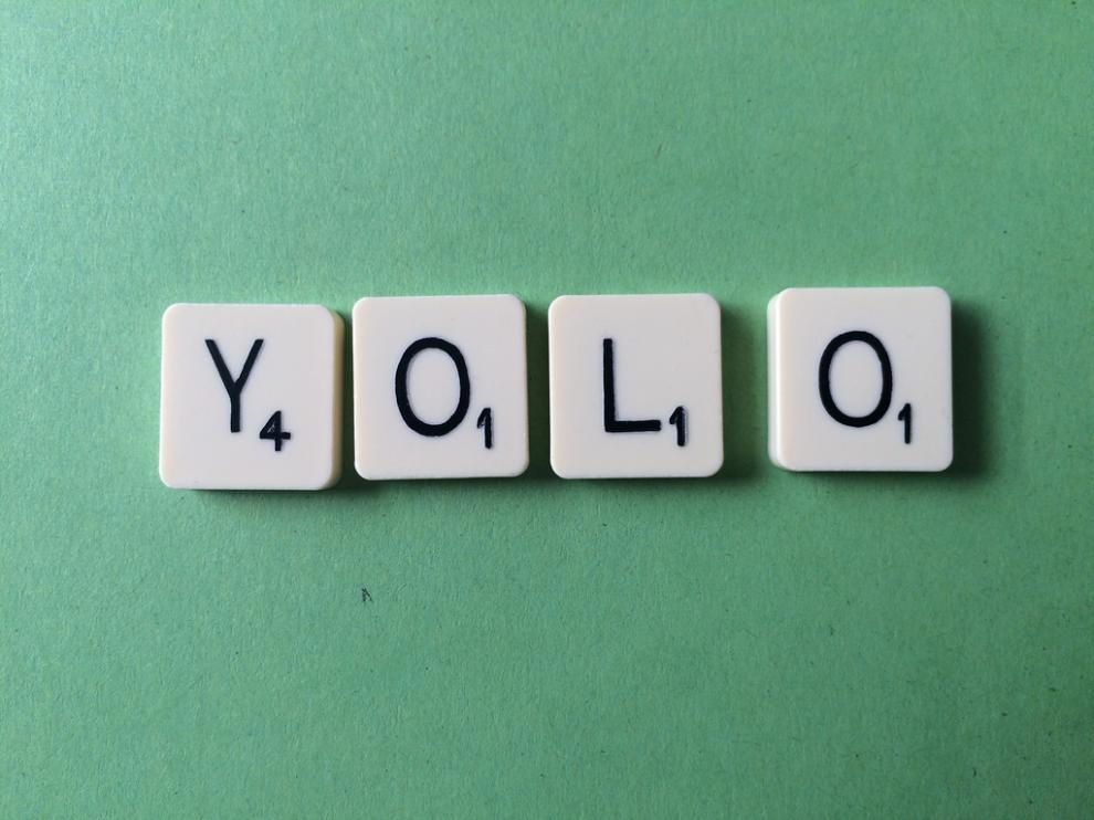 'Yolo', es la abreviatura de 'You only live once', que significa: solo vives una vez.