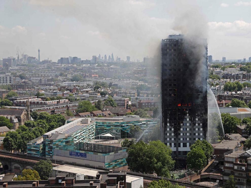 Incendio en una torre de viviendas en Londres