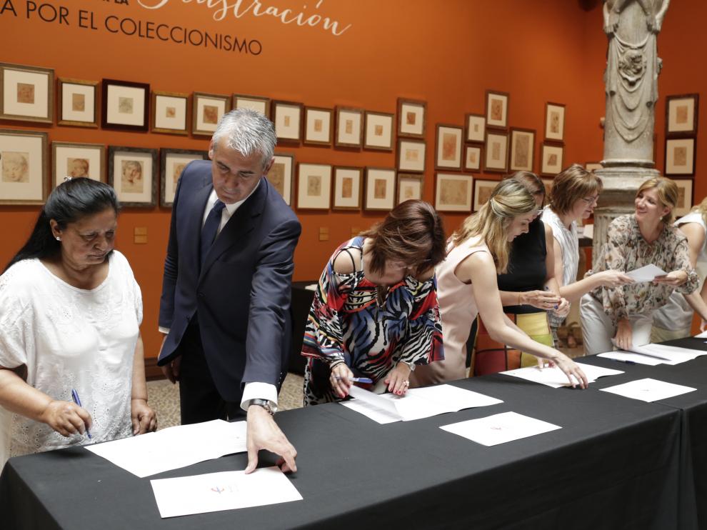 La firma de los convenios se hizo en el patio de La Infanta