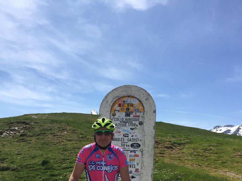 Javier Sebastián, con su bicicleta de madera en el Col d'Aubisque.