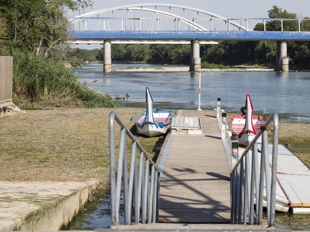 Estado actual del embarcadero de Vadorrey, seco por la avería en el azud.