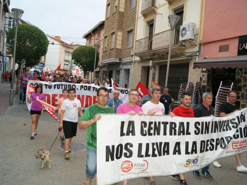 Más de 2.000 personas piden en Andorra la continuidad de la térmica.