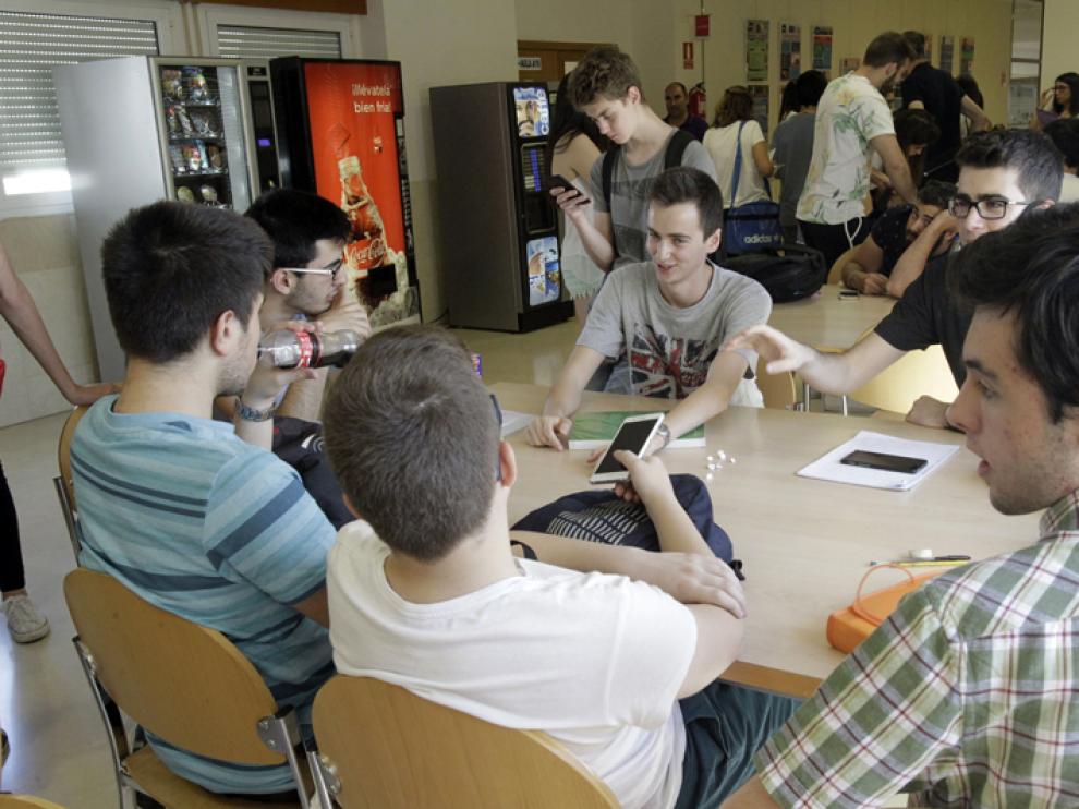 Alumnos en el Campus de Soria durante los momentos previos a la realización de uno de los exámenes de la EBAU.