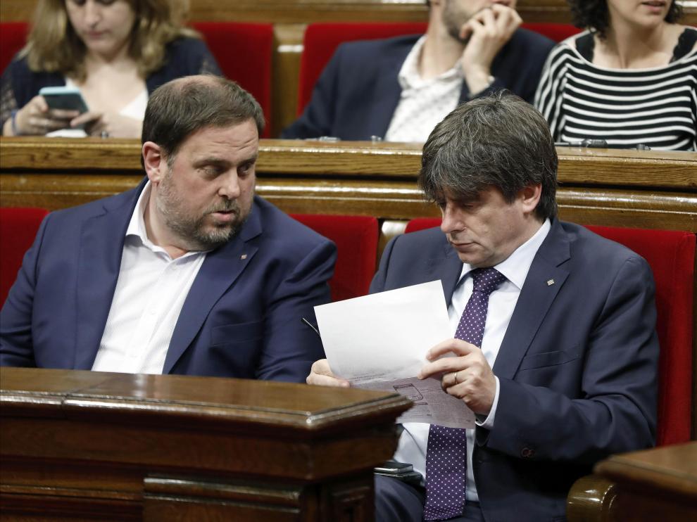 El presidente de la Generalitat, Carles Puigdemont, y su vicepresidente, Oriol Junqueras, en una foto de archivo.