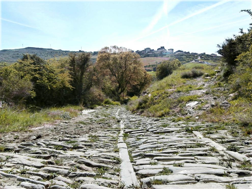 La calzada de Undués de Lerda, llegada del camino a la localidad cincovillesa.