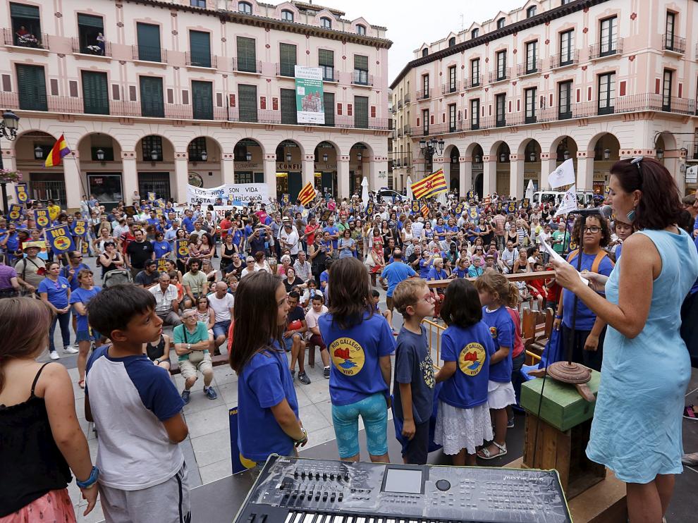 Los niños subieron al escenario durante la lectura del manifesto, al término de la manifestación en la plaza López Allué de Huesca.