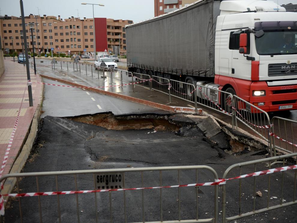 El hundimiento del pavimento por la dolina mantiene cortado un carril de la flamante avenida de Europa.