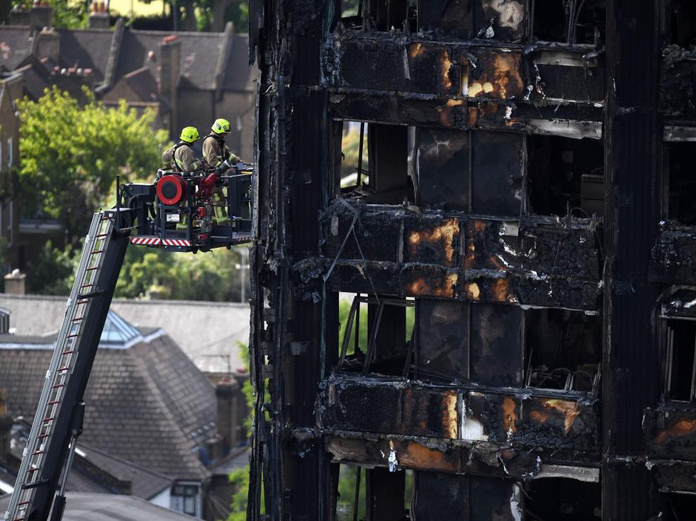 Los bomberos siguen trabajando en la torre Grenfell.