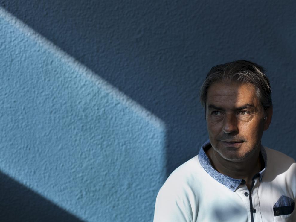 Un haz de luz mañanera ilumina el rostro de Natxo González en sus primeros días en Zaragoza.