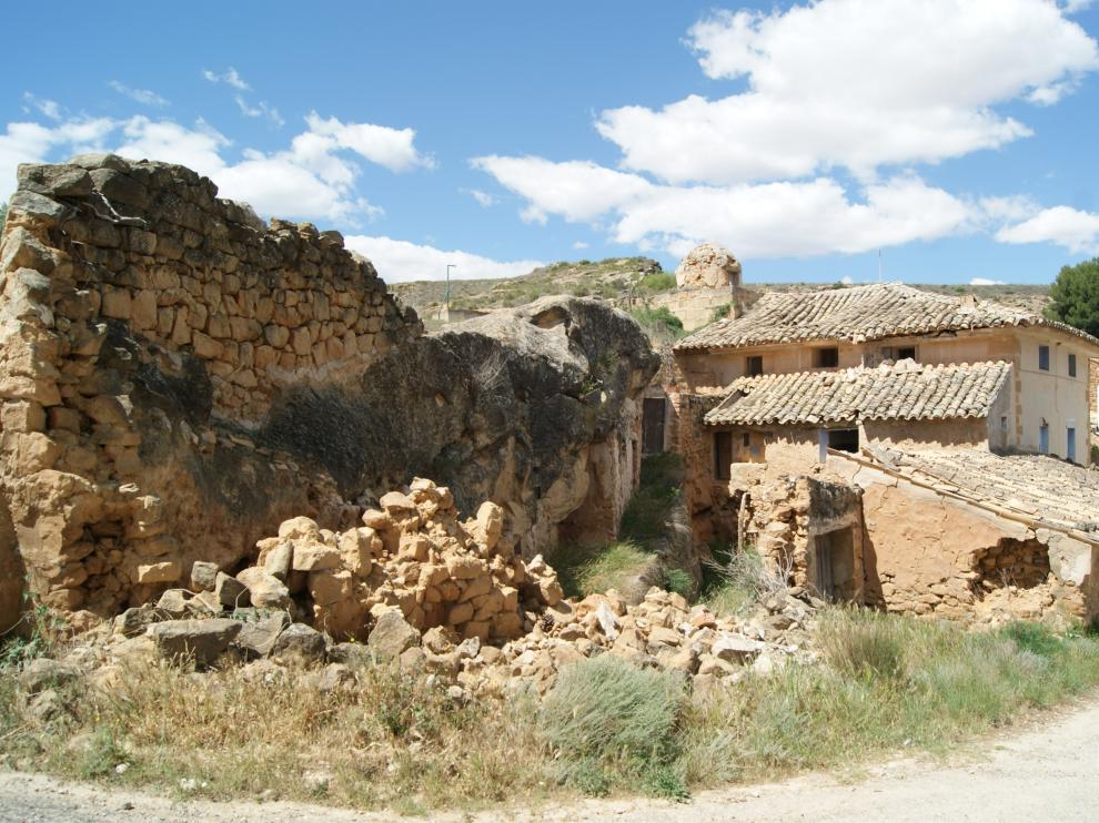 El molino, ubicado en la zona alta de Albalate del Arzobispo, con vistas al casco urbano.