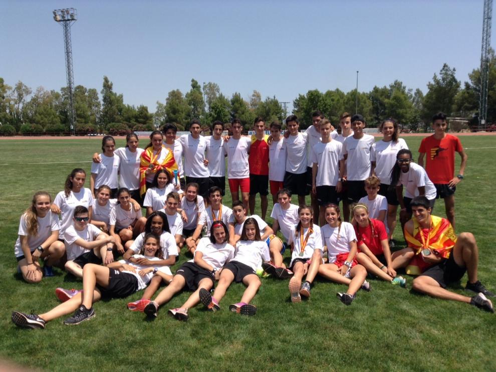 Los atletas de la selección aragonesa cadete posan con las medallas, ayer en Lorca.