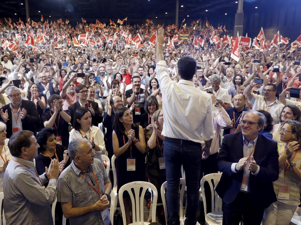 Pedro Sánchez saluda a los delegados y simpatizantes tras la votación de la ejecutiva.