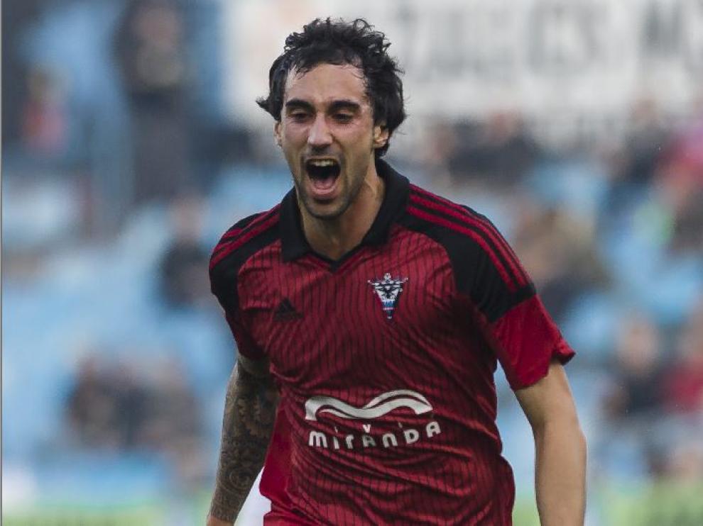 Eguaras, celebra un gol marcado con el Mirandés al Real Zaragoza hace dos campañas en La Romareda.