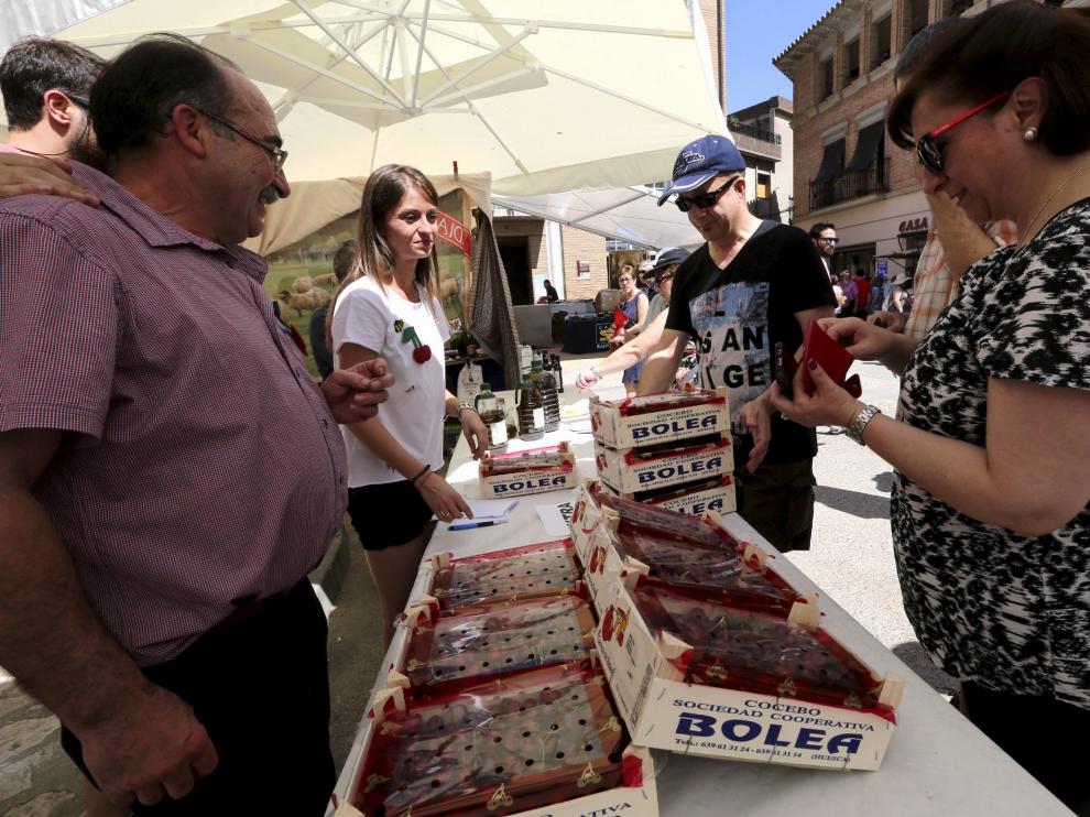 Los puestos de los cuatro productores vendieron ayer cientos de cajas de cerezas.