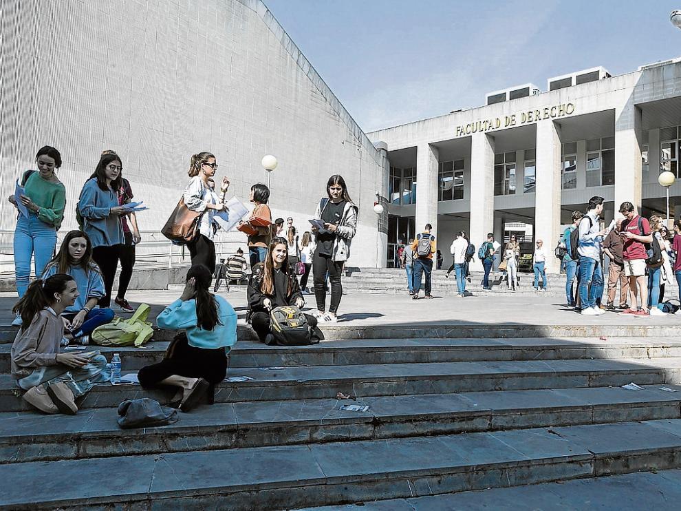 Alumnos de Bachillerato, antes del comienzo de la prueba de selectividad en Derecho.