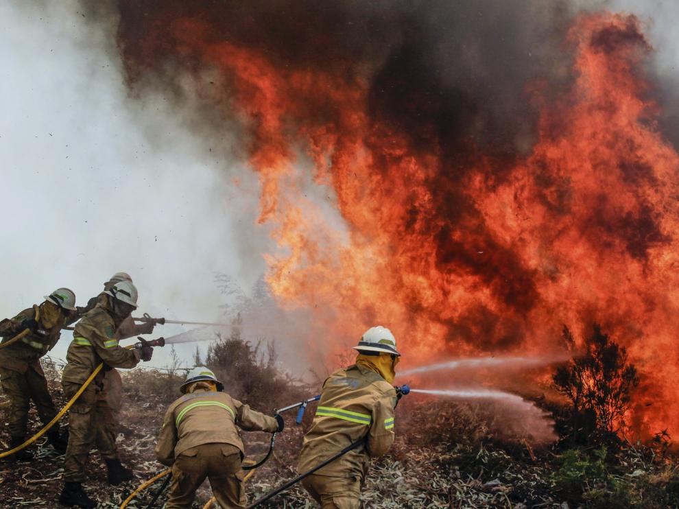 Portugal lucha por controlar el incendio más mortífero de su historia.