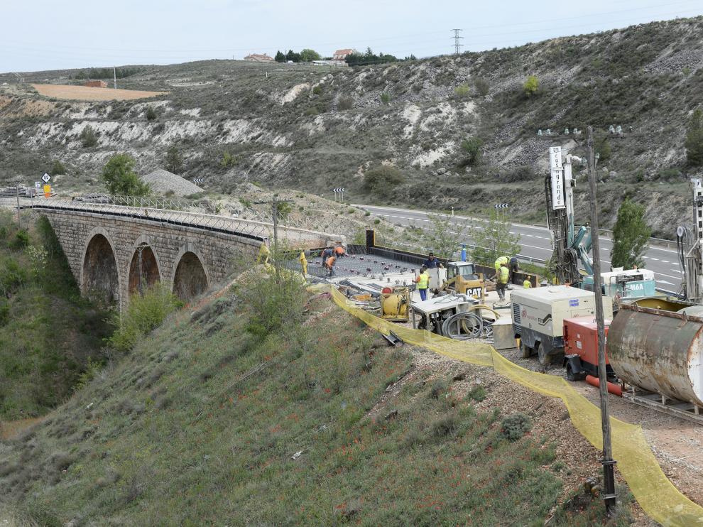 A 20 kilómetros por hora. Uno de los puntos que Adif está arreglando es el puente ferroviario de la Rambla en la foto, a dos kilómetros de la estación de Teruel. Desde hace varios años, su mal estado obligaba a los trenes a reducir la marcha a 20 kilómetros por hora, con el consiguiente aumento de tiempo de trayecto.