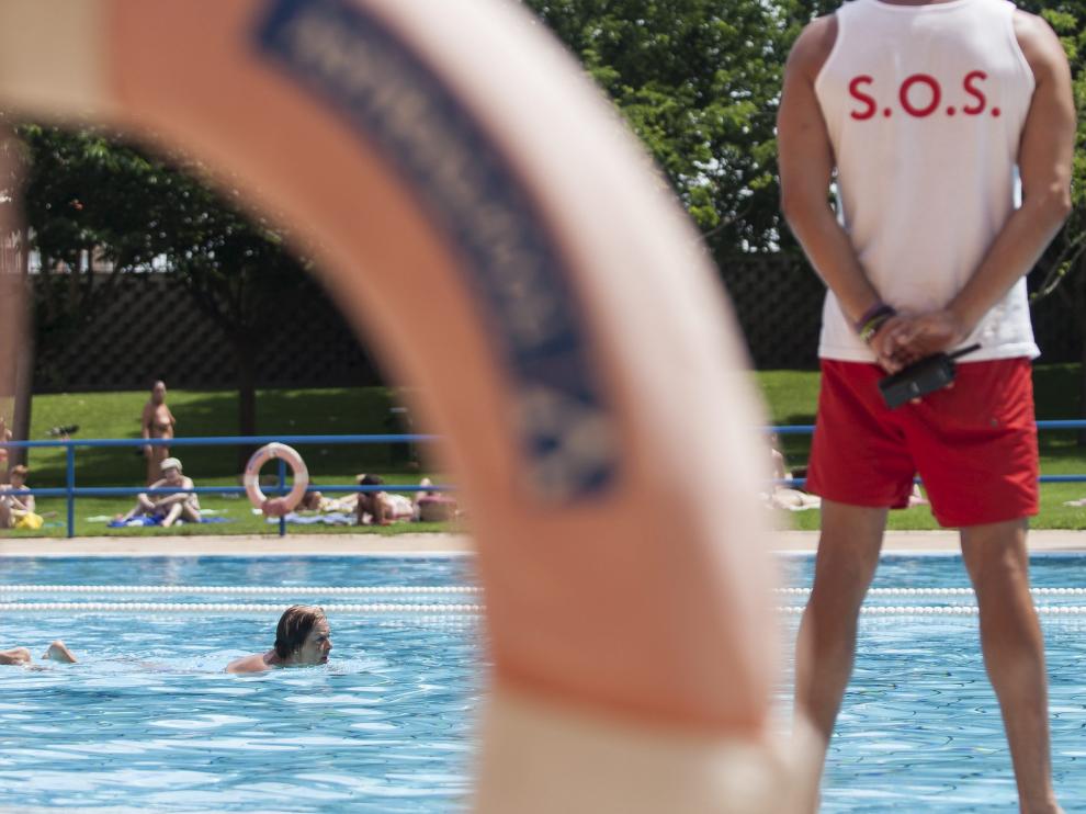 Un socorrista vigila la piscina municipal Salduba.