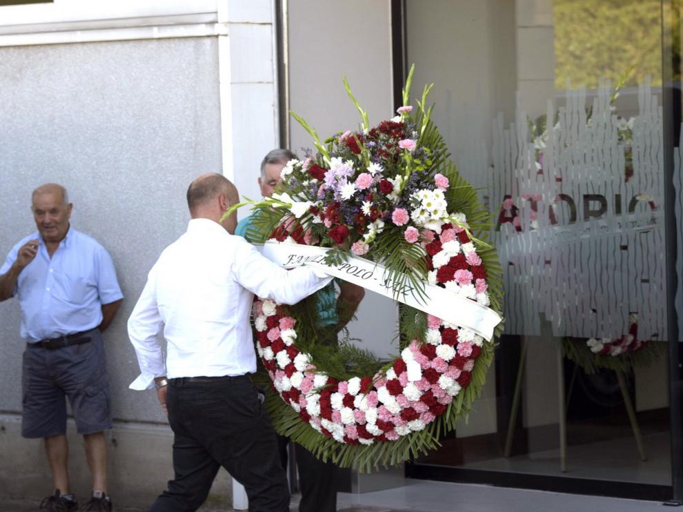 Los compañeros del torero Iván Fandiño le dan el último adiós en la capilla ardiente.