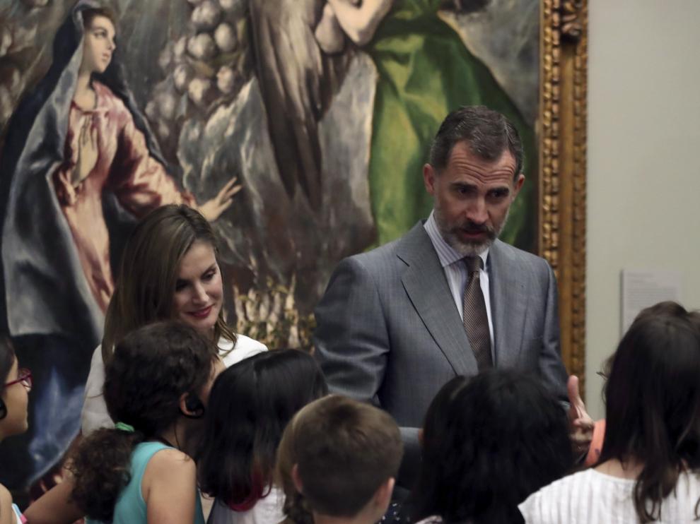Los Reyes en el Prado con los estudiantes